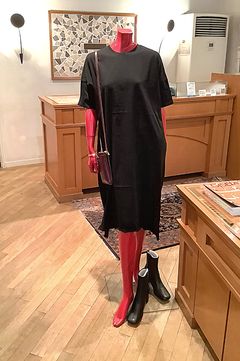 round halfsleeve dress ( ブラック) コットン100% / クルーネック  / 両サイドスリット