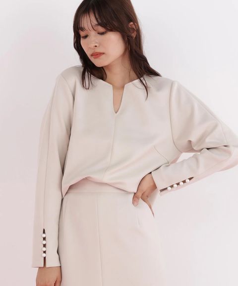 パールビーズスリーブジャージトップス(ベージュ) ポリエステル / ストレッチあり / 裏地なし / かぶって着用 / 後・脇にスリットあり / 袖口スリットに飾りパール釦 / 0316110116