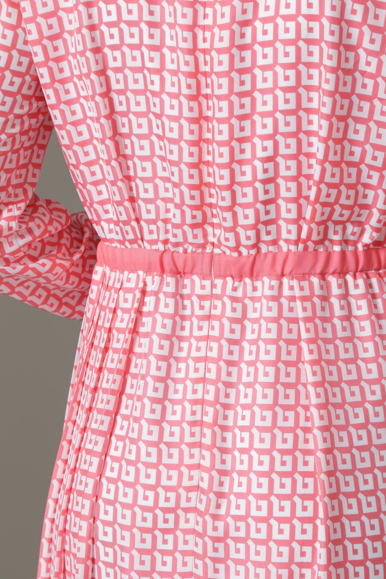 [URBAN PRECIOUS] ジオメトリックプリントワンピース (ピンク) / ポリエステル 100% / 裏地付き / 共布リボン付 / 0315140111