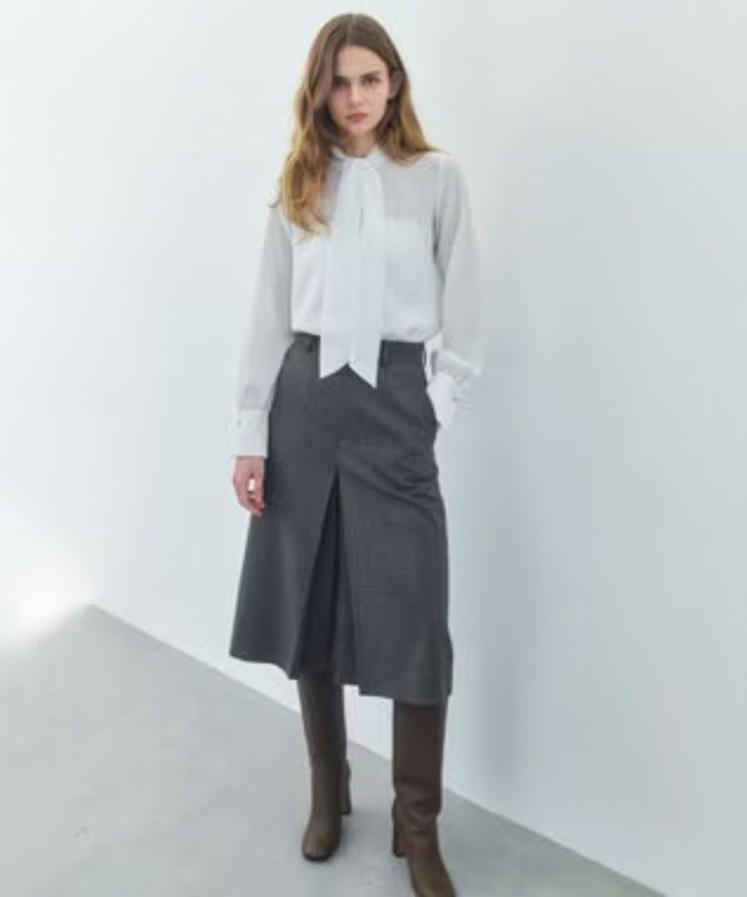 STOW / スカーフボウタイブラウス (Off White) ポリエステル / ジョーゼ  ット素材 / シワになりにくい /  手洗可 / BLCWLW0406