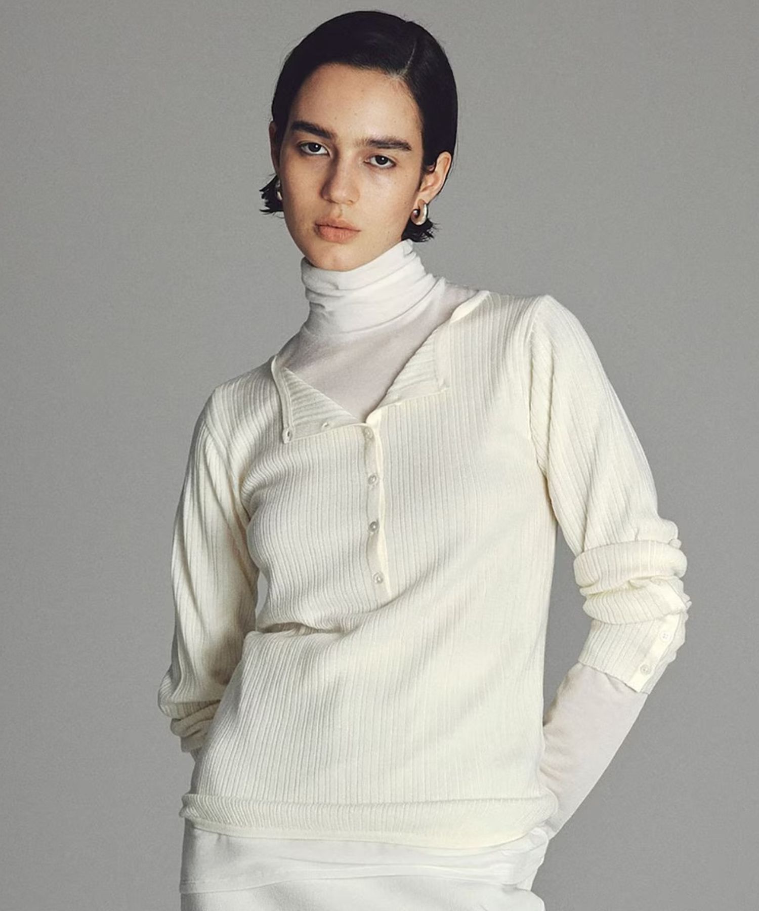 ハイゲージニットヘンリーネックトップス(オフ)ポリエステル / ウォッシャブル / 手洗い可 / KRUVGW1308