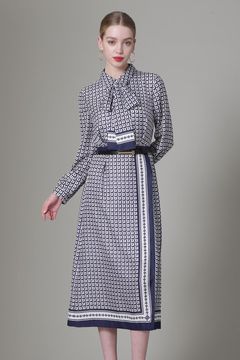 [URBAN PRECIOUS] ジオメトリックプリントワンピース (ネイビー) / ポリエステル 100% / 裏地付き / 共布リボン付 / 0315140111