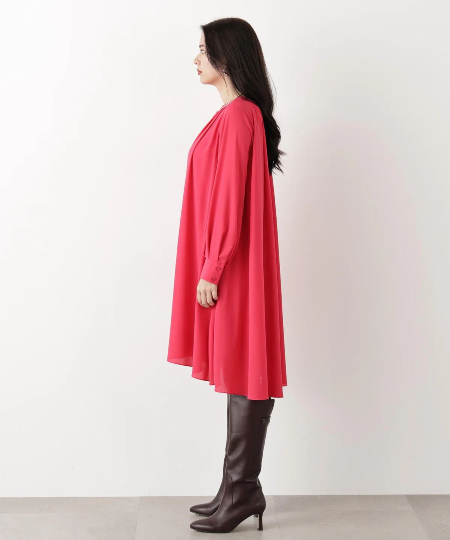 タックフレアジョーゼットワンピース(レッドピンク)ポリエステル / 見頃裏地付き / 後ファスナー / 0315240125