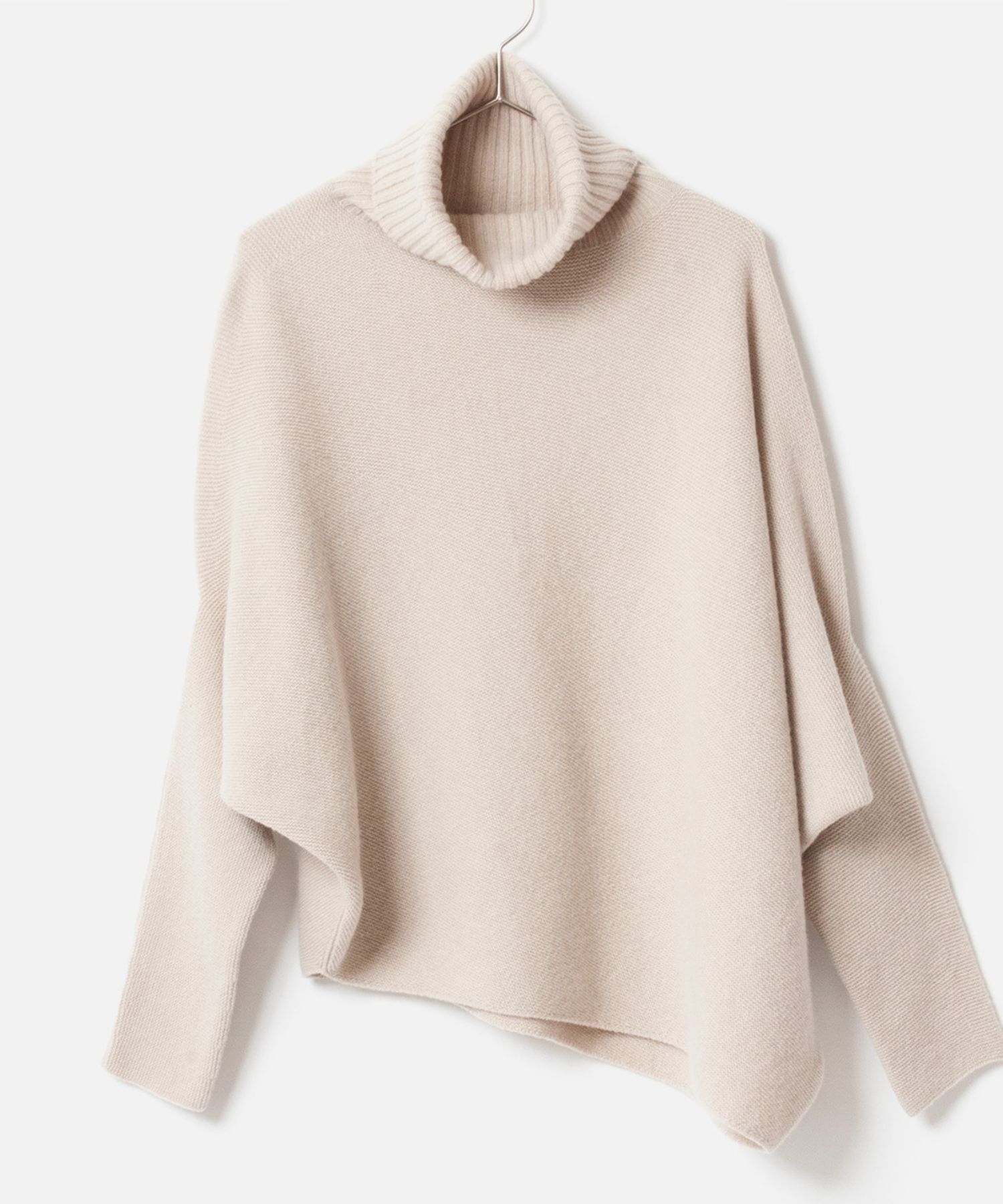 Turtleneck knit in an unusual silhouette ( ベージュ ) 毛 / ホワイトカシミア混 / 柔らかい / 軽い / BN252-13403