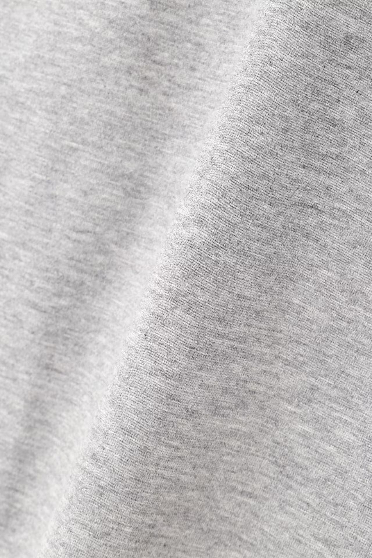 [THE HOLIDAY CLOSET] ロゴロンT（グレー）綿 100% / カットソー素材 / ストレッチ / 脇スリット有り / ウォッシャブル