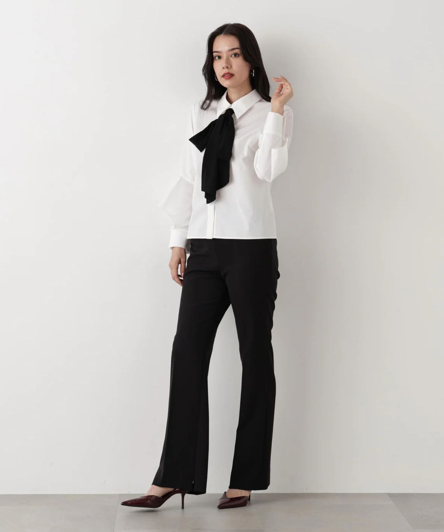 2WAY ストレッチフレアパンツ(ブラック)ポリエステル / ショート丈裏地付き / ストレッチあり / 前ポケット×2 、後ろ飾りポケット×2/ 左脇ファスナー開き / 後ろ中心ウエストにゴム入り / かかとくらいの丈 / 0315230110