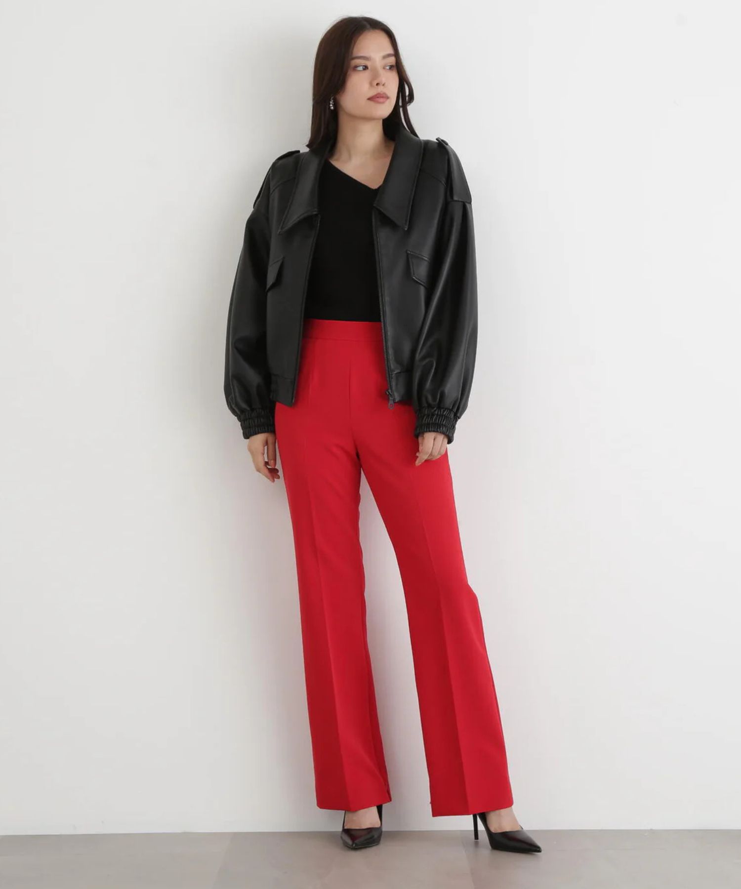 2WAY ストレッチフレアパンツ(レッド)ポリエステル / ショート丈裏地付き / ストレッチあり / 前ポケット×2 、後ろ飾りポケット×2/ 左脇ファスナー開き / 後ろ中心ウエストにゴム入り / かかとくらいの丈 / 0315230110