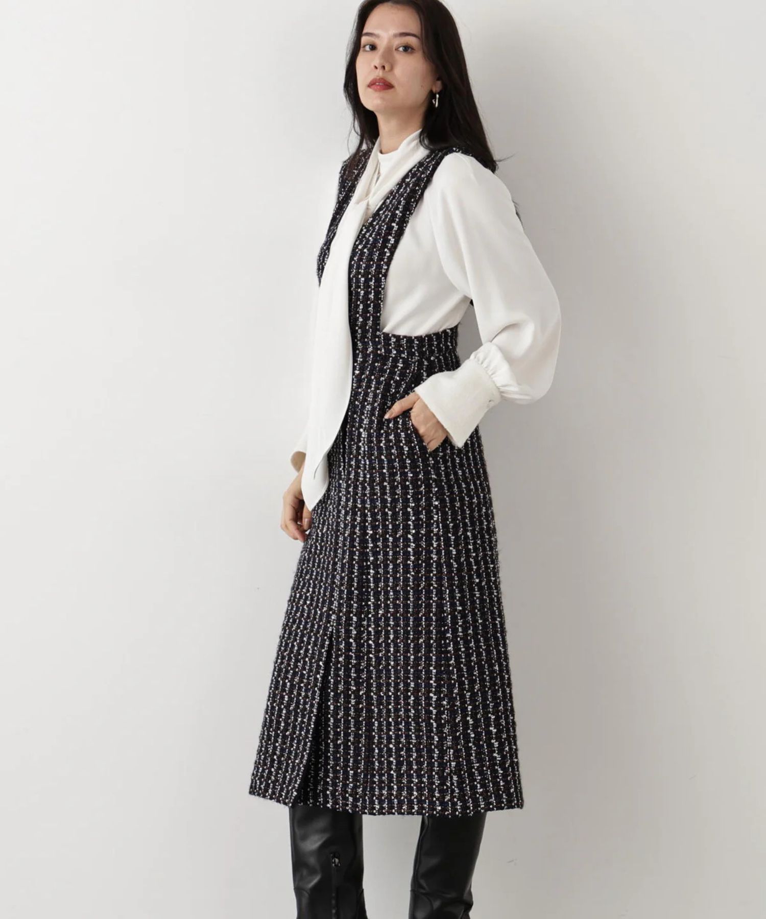 リープツイードジャンパースカート(ネイビー)毛 / ストレッチ無し / 前ボタンあき / ポケットあり / 裏地あり / 前裾ベンツあきあり / ふくらはぎ下くらいの丈 / 0315240009