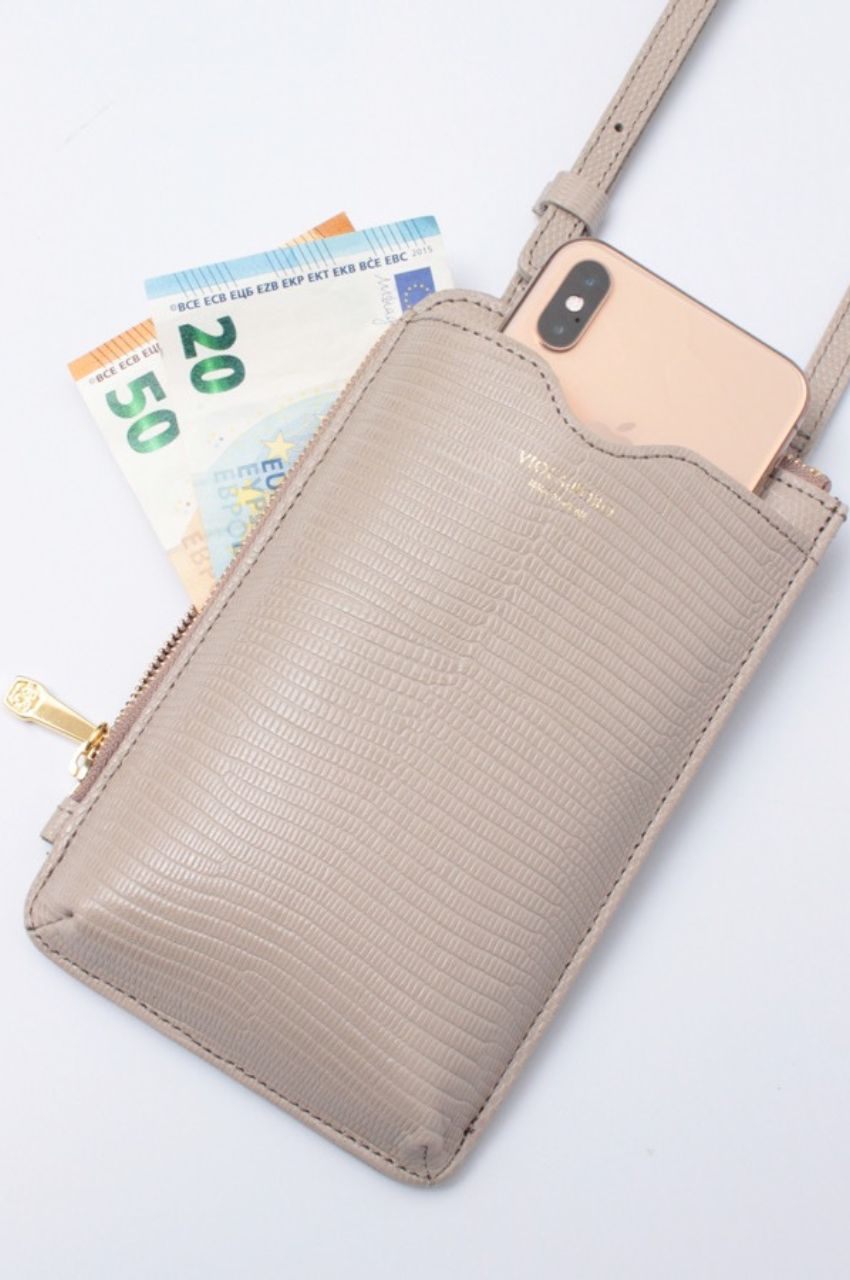 ADRIA / V-1289 / Taupe / リザード型押しレザー スマートフォンポシェット（トープ）アドリア / 牛革 / ショルダーバッグ / ストラップ調整可 / iPhone14ProMaxまで入る / 日本製【正規販売店】