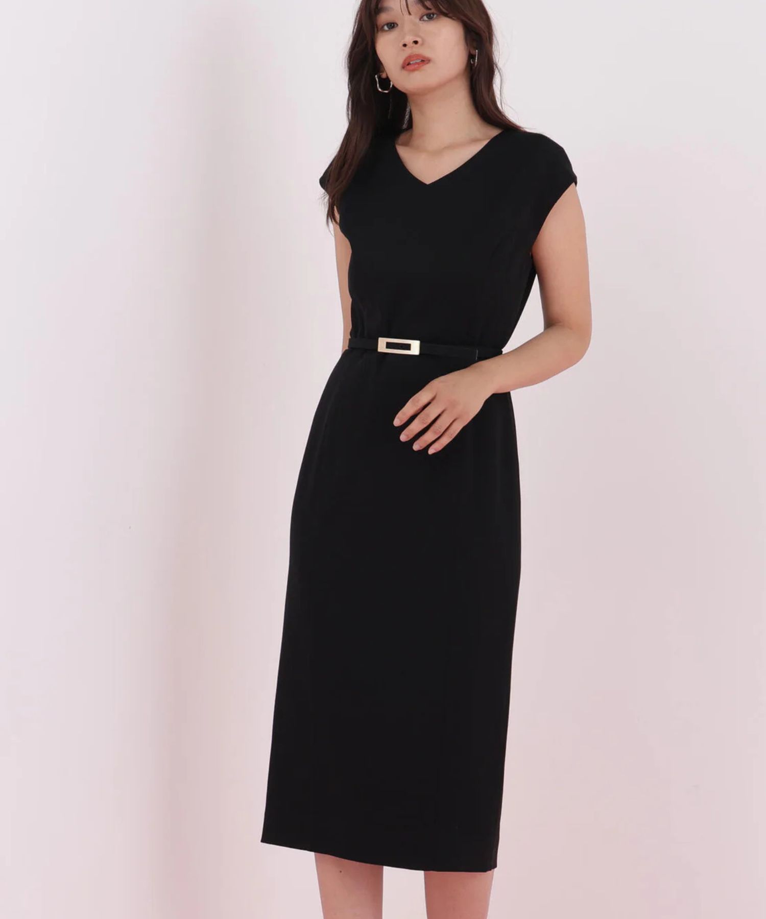 ハイツイストワンピース(ブラック)トリアセテート / 裏地付き / 後ファスナー / 後裾にベンツあり / 膝がちょうど隠れる丈 / ストレッチあり / 共地ベルト付き / 0316940099