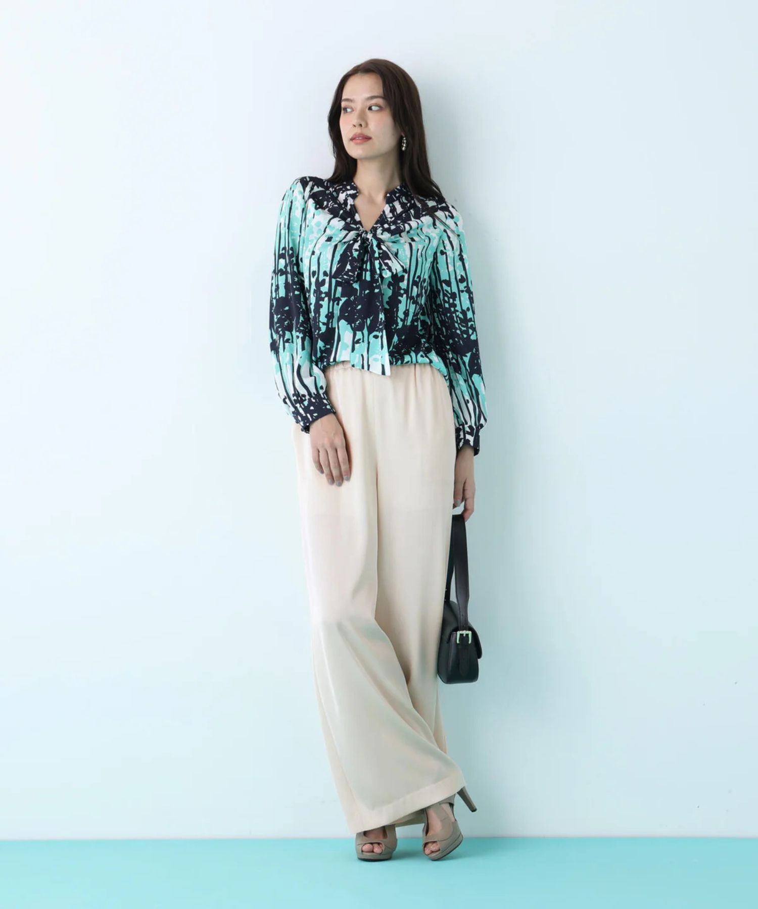 サテンワイドパンツ(エクリュ)ポリエステル / ストレッチ性あり / ショート丈裏地付き / 前ポケット×2 、後ろ飾りポケット×2 / ウエストゴム ＋共ヒモ / 0316130223