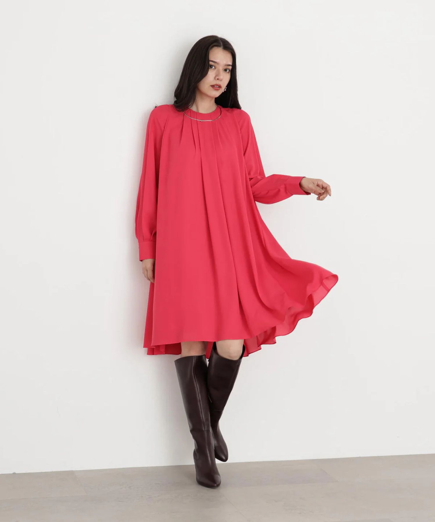 タックフレアジョーゼットワンピース(レッドピンク)ポリエステル / 見頃裏地付き / 後ファスナー / 0315240125