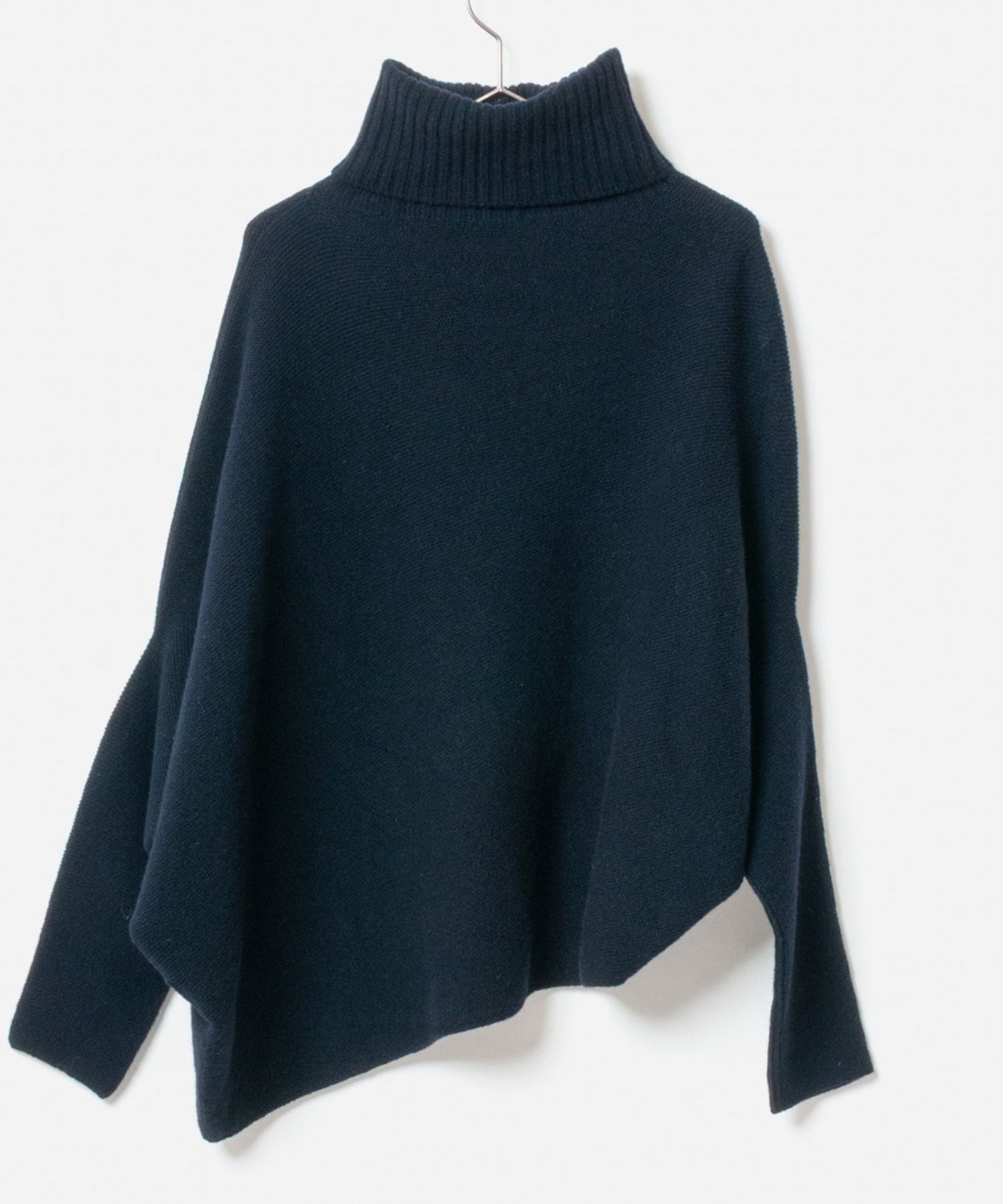 Turtleneck knit in an unusual silhouette ( ネイビーブルー ) 毛 / ホワイトカシミア混 / 柔らかい / 軽い / BN252-13403