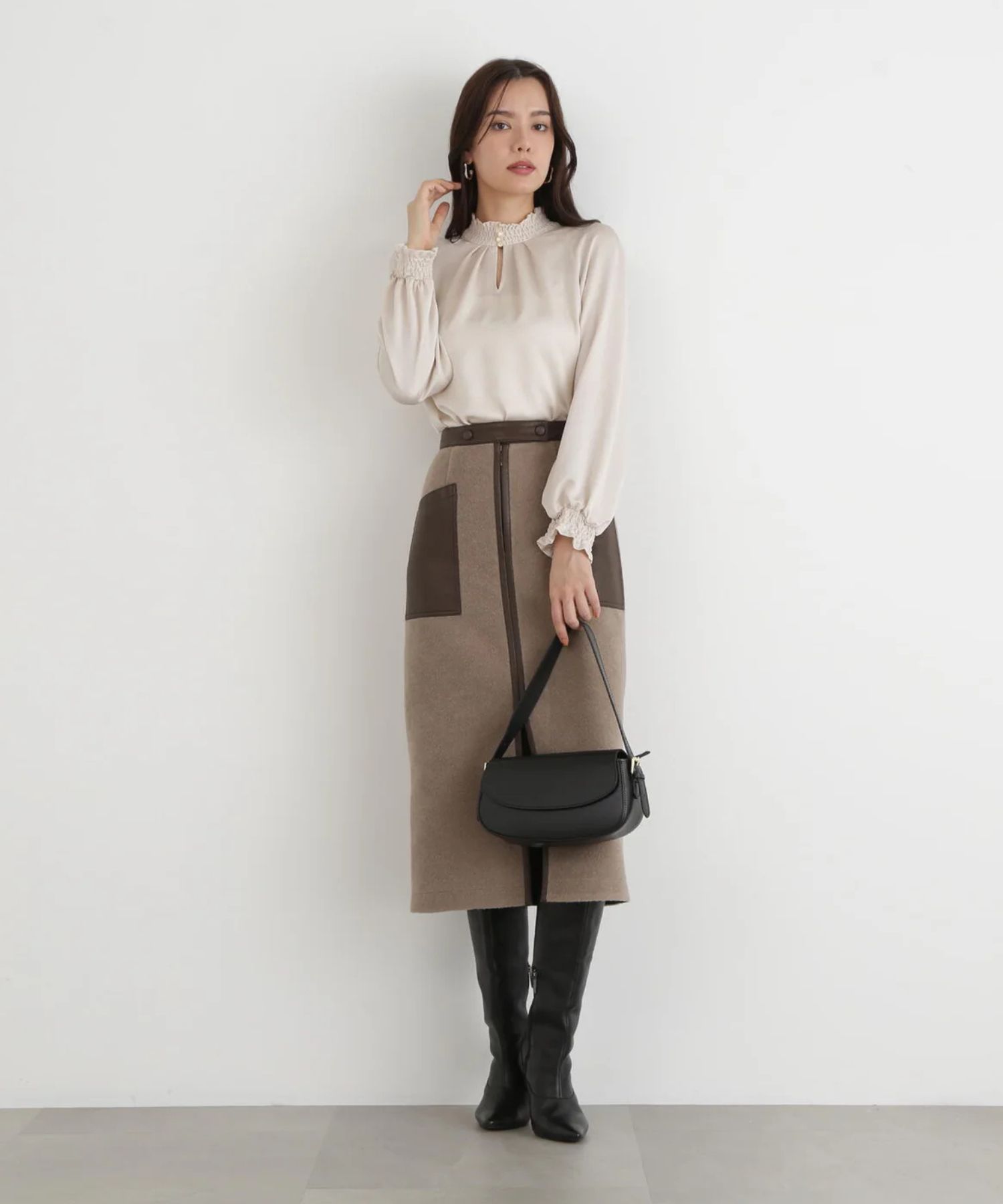 シャーリングネックギャザーブラウス(ベージュ)ポリエステル / ウォッシャブル / 手洗い可 / ストレッチあり / 裏地無し / 衿と袖口にシャーリング / 後衿スナップあき / 0315210120