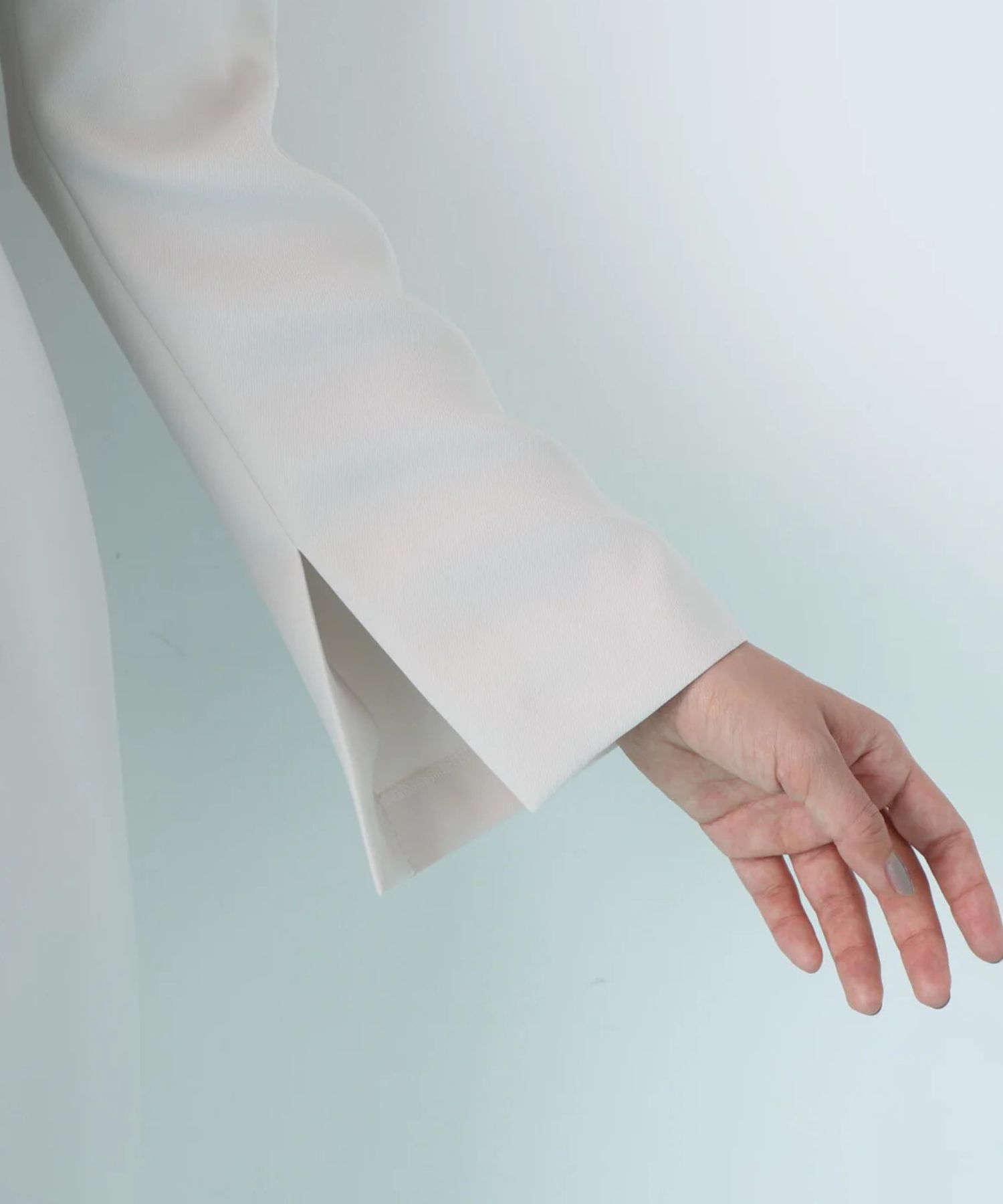 タッククロスウエストワンピース(グレージュ) ポリエステル / ストレッチあり / 裏地付き(袖は裏無し) / 右脇奥にスリットあり / 後ろファスナー開き / 袖下にスリットあり / 0316140219