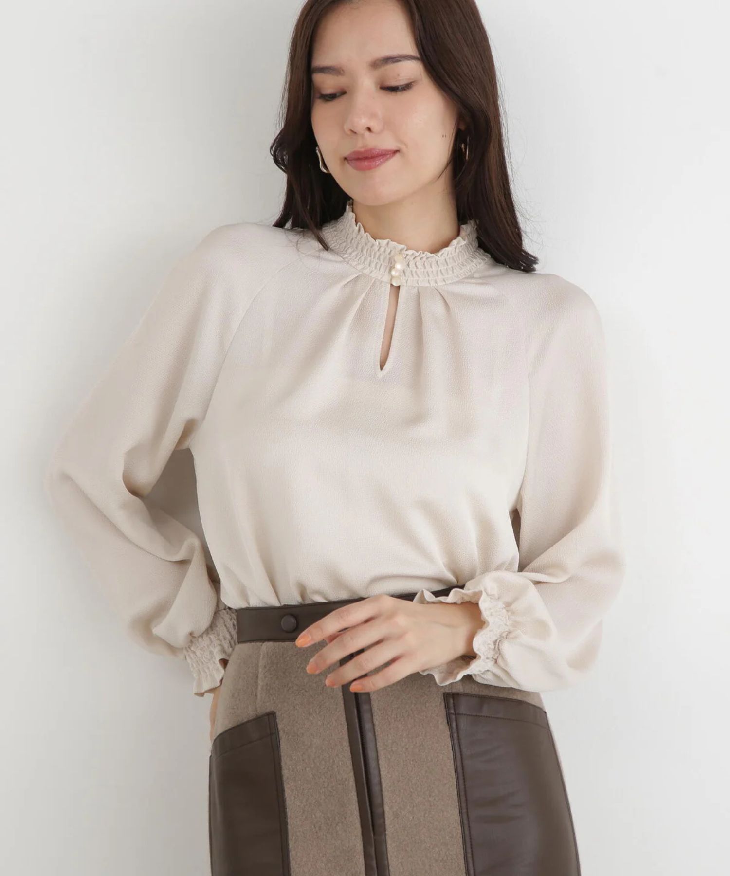 シャーリングネックギャザーブラウス(ベージュ)ポリエステル / ウォッシャブル / 手洗い可 / ストレッチあり / 裏地無し / 衿と袖口にシャーリング / 後衿スナップあき / 0315210120