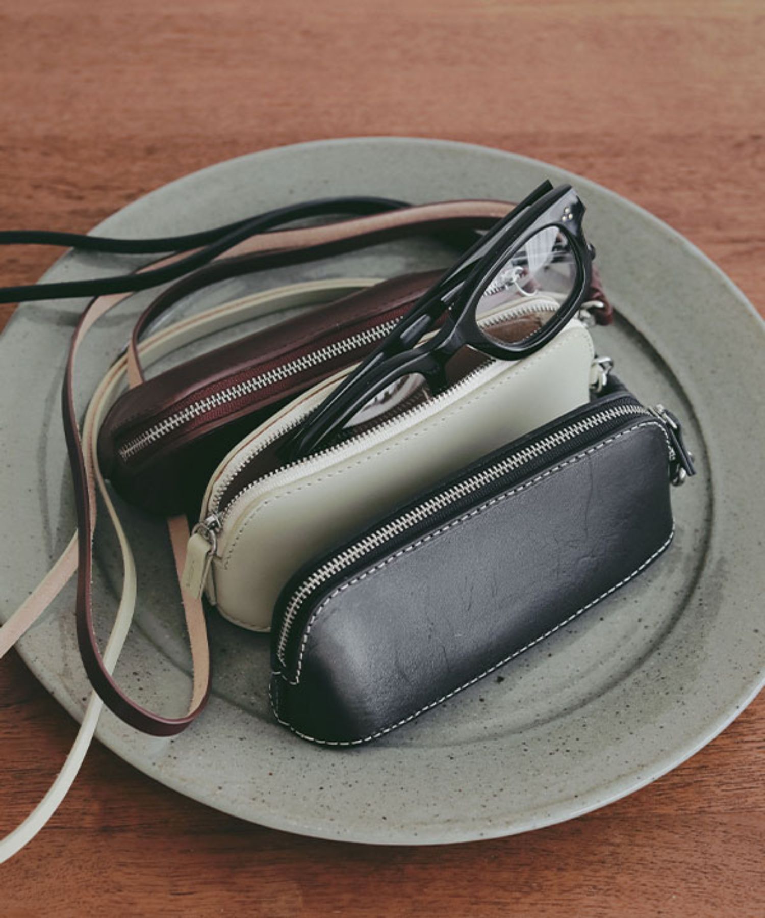 タンドレザージップサングラスケース (BURGUNDY) 牛革 / ジップ仕様 / ロゴ刻印 / ストラップ取外し可能 /1226279130