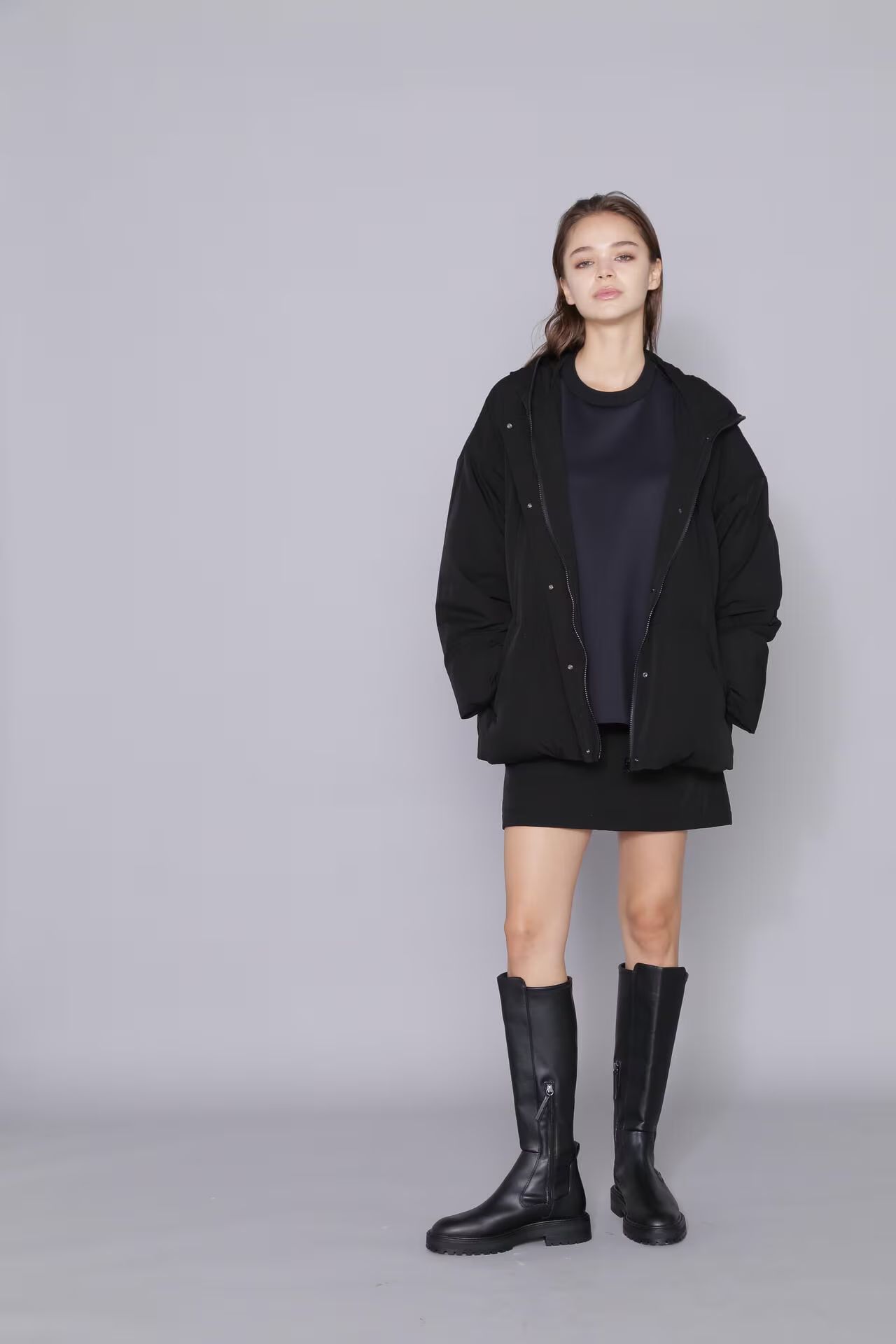 [THE HOLIDAY CLOSET] 中綿フードコート（ブラック）ナイロン / ポリウレタン / タフタ素材 / ストレッチ / 裏地あり / 前ファスナー開き / 軽量 / スポーツ