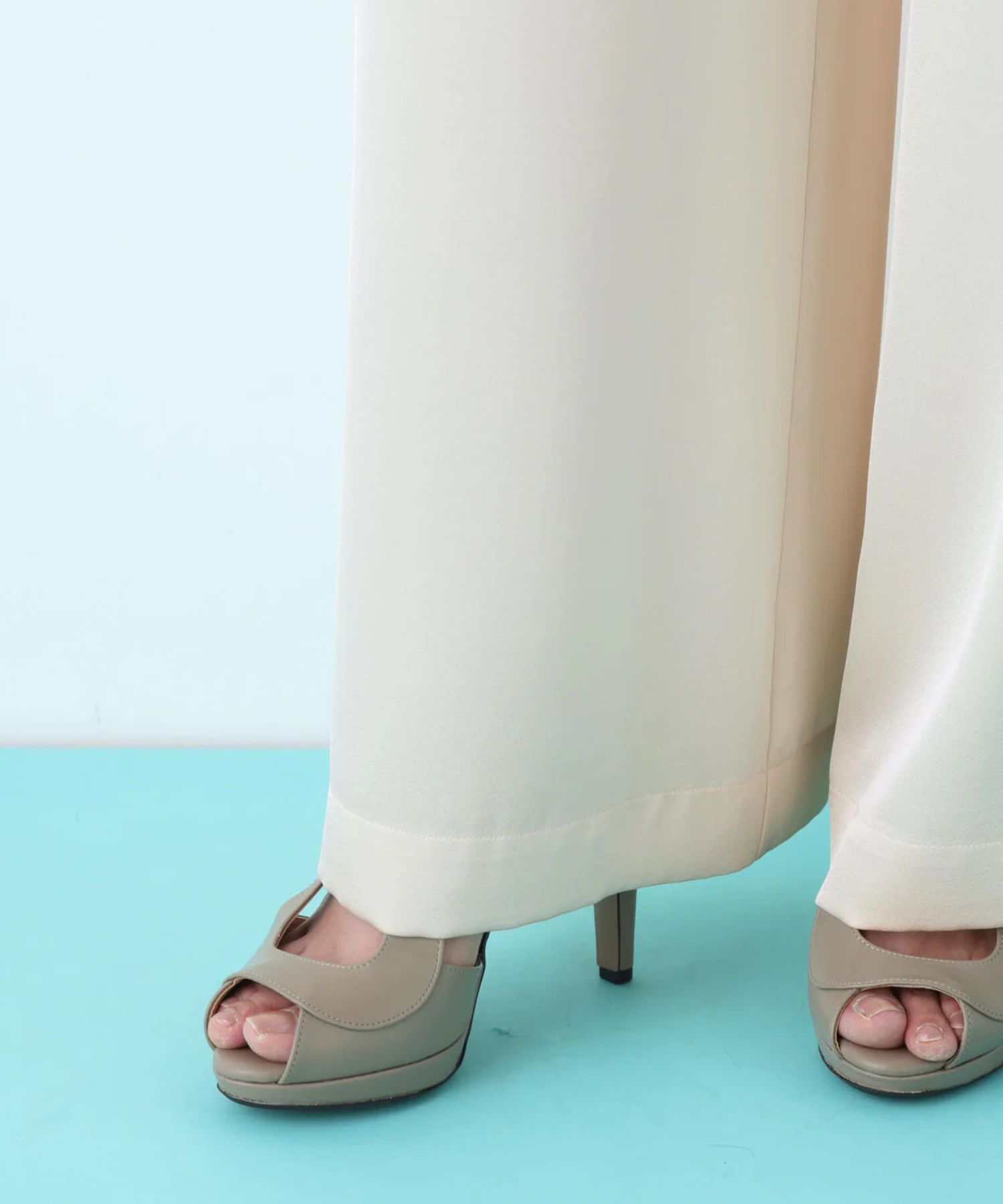 サテンワイドパンツ(エクリュ)ポリエステル / ストレッチ性あり / ショート丈裏地付き / 前ポケット×2 、後ろ飾りポケット×2 / ウエストゴム ＋共ヒモ / 0316130223