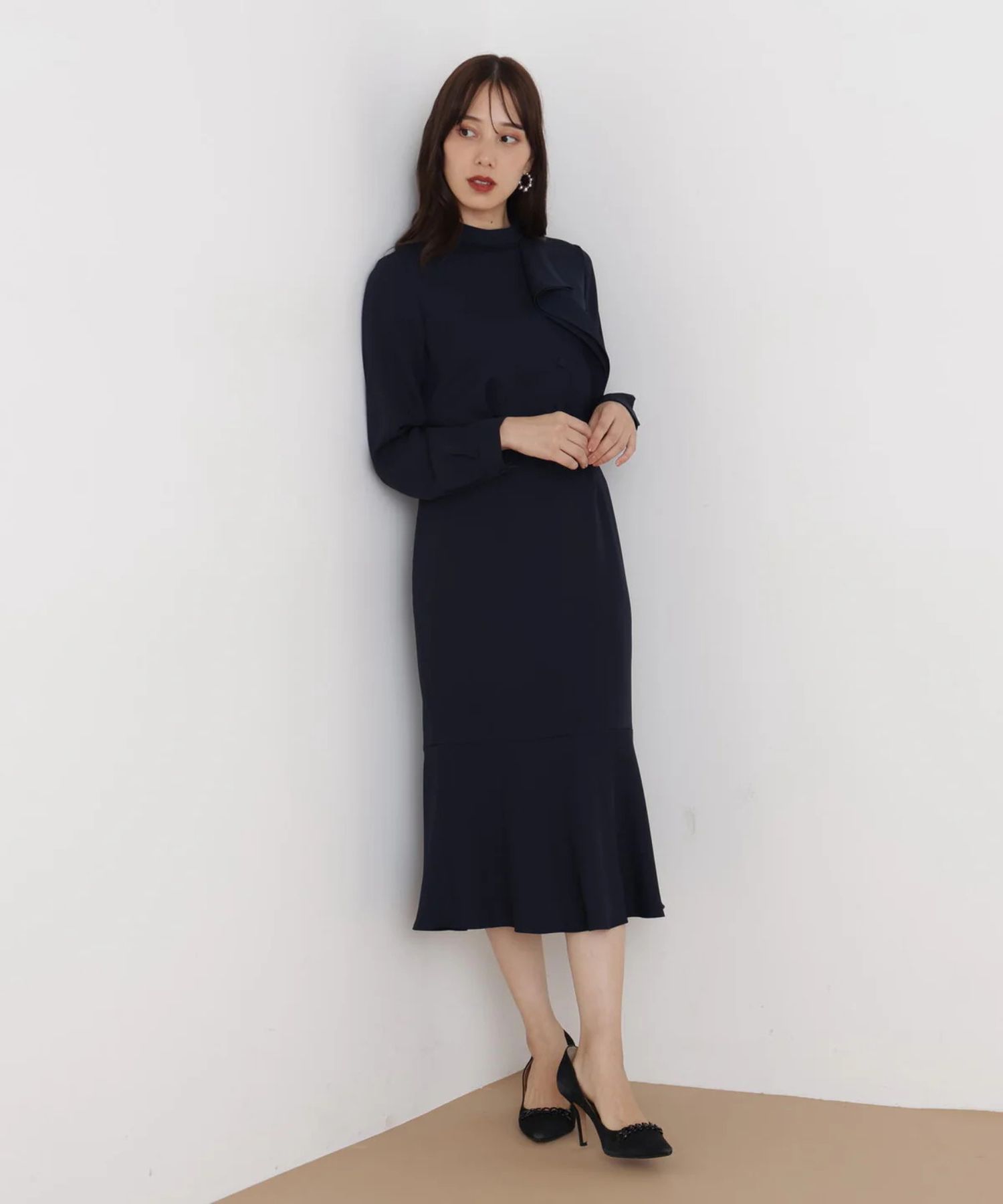 スタンドラッフルマーメイドワンピース(ネイビー)ストレッチ無し / 身頃、スカートに裏地付き / 後ファスナー / ふくらはぎ真ん中くらい丈 / 0316140129
