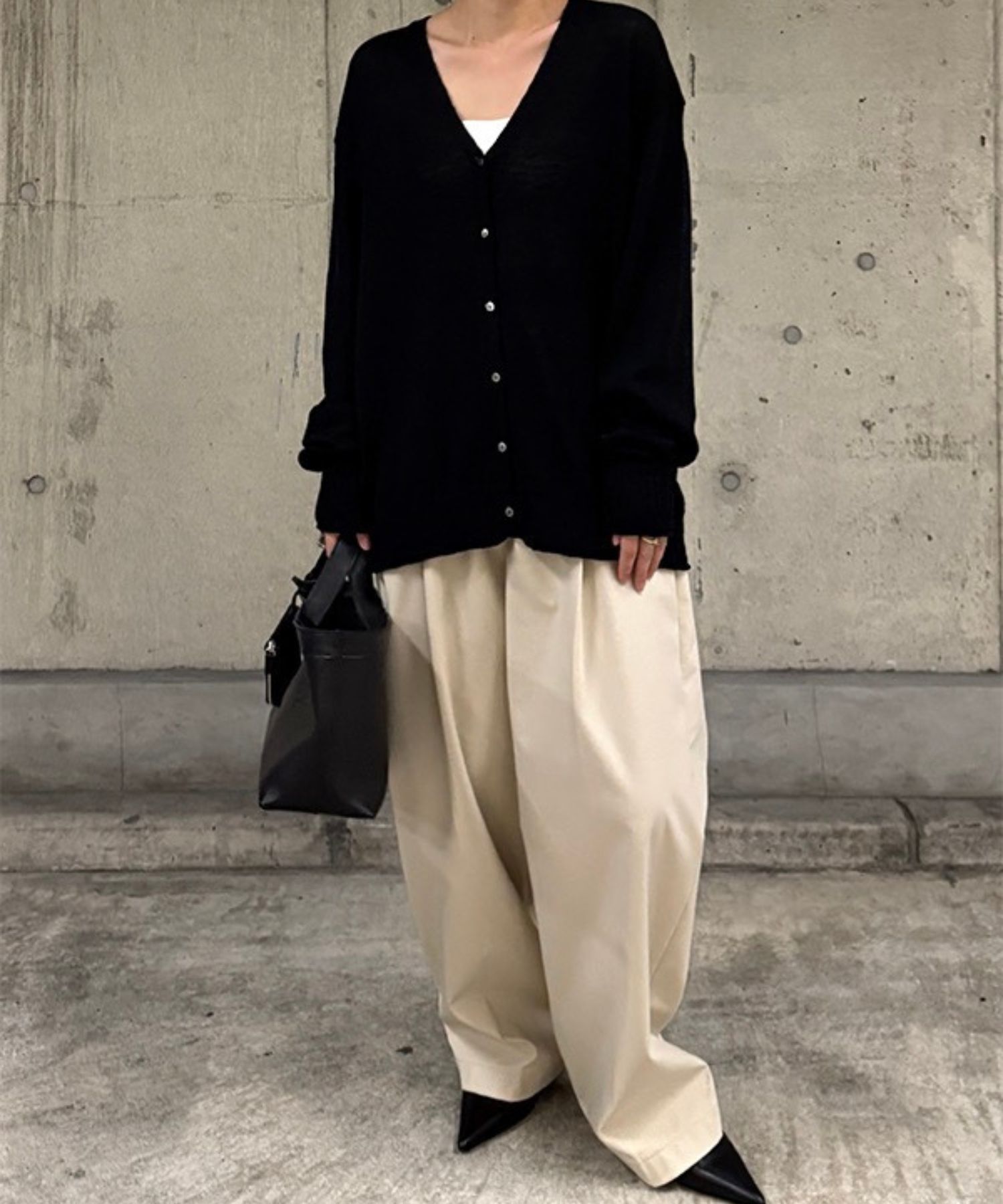 リリヤーンリネンVネックカーディガン(ブラック) 麻 / 深めVネック/ 小さめボタン / 1226204094