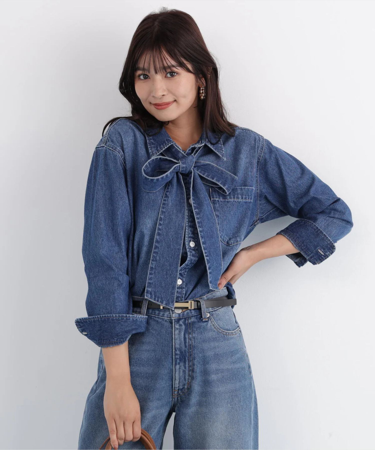 ネックリボンデニムシャツ(インディゴ)コットン100% / ストレッチなし / ボタンあき / 取り外しボウタイ付き / 胸ポケット×1 / 0316110108