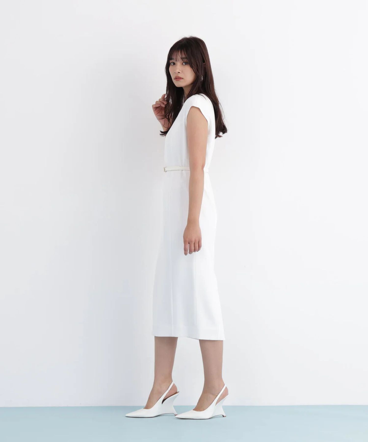 ハイツイストワンピース(ホワイト)トリアセテート / 裏地付き / 後ファスナー / 後裾にベンツあり / 膝がちょうど隠れる丈 / ストレッチあり / 共地ベルト付き / 0316940099