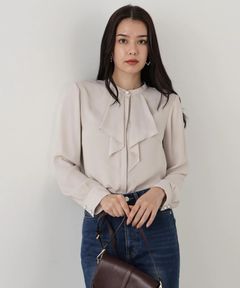 フロントラッフルパールボタンブラウス(ベージュ)ポリエステル / ウォッシャブル / 手洗い可 / ストレッチあり / 裏地無し / 前比翼釦あき / 0315210104