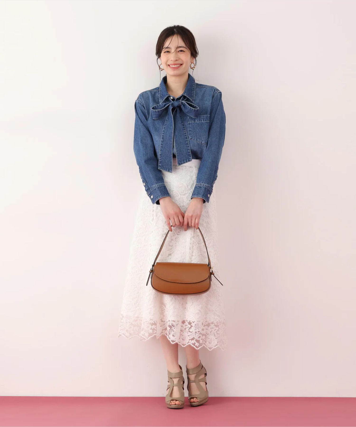 ネックリボンデニムシャツ(インディゴ)コットン100% / ストレッチなし / ボタンあき / 取り外しボウタイ付き / 胸ポケット×1 / 0316110108