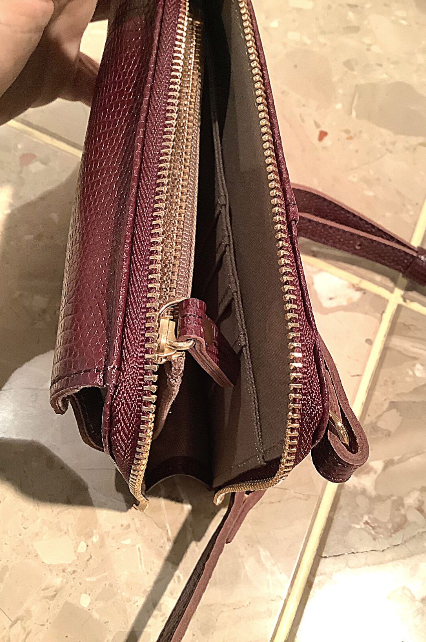 ADRIA / V-1289 / Burgundy / リザード型押しレザー スマートフォンポシェット（バーガンディ）アドリア / 牛革 / ショルダーバッグ / ストラップ調整可 / iPhone14ProMaxまで入る / 日本製【正規販売店】
