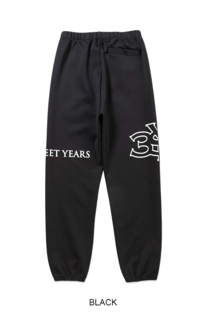 SERIF TYPE LOGO SWEAT PANTS (ブラック) ポリエステル / ロゴプリント / 艶感有り / セットアップ対応 / 15005