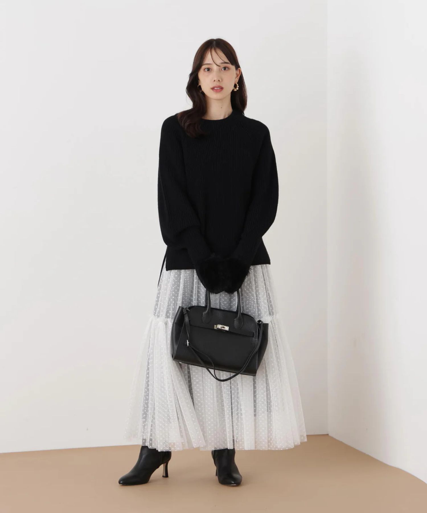 ドットチュールギャザーティアードスカート(ホワイト)ポリエステル / ストレッチなし / 裏地付き / 左脇ファスナー / くるぶしくらいの丈 / 0316120122