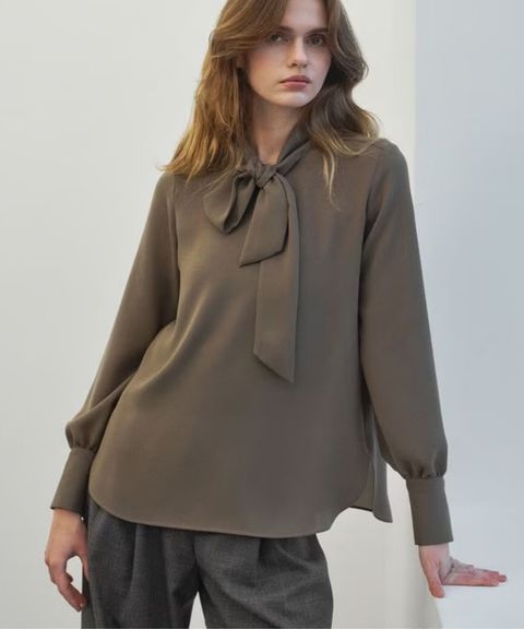 STOW / スカーフボウタイブラウス (Khaki) ポリエステル / ジョーゼ  ット素材 / シワになりにくい /  手洗可 / BLCWLW0406