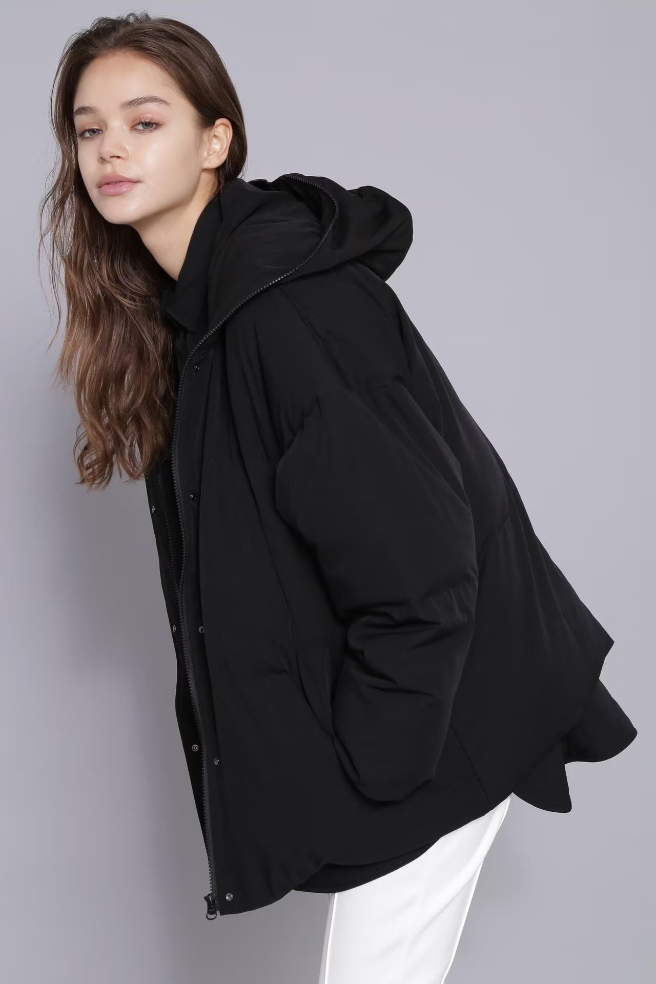 [THE HOLIDAY CLOSET] 中綿フードコート（ブラック）ナイロン / ポリウレタン / タフタ素材 / ストレッチ / 裏地あり / 前ファスナー開き / 軽量 / スポーツ
