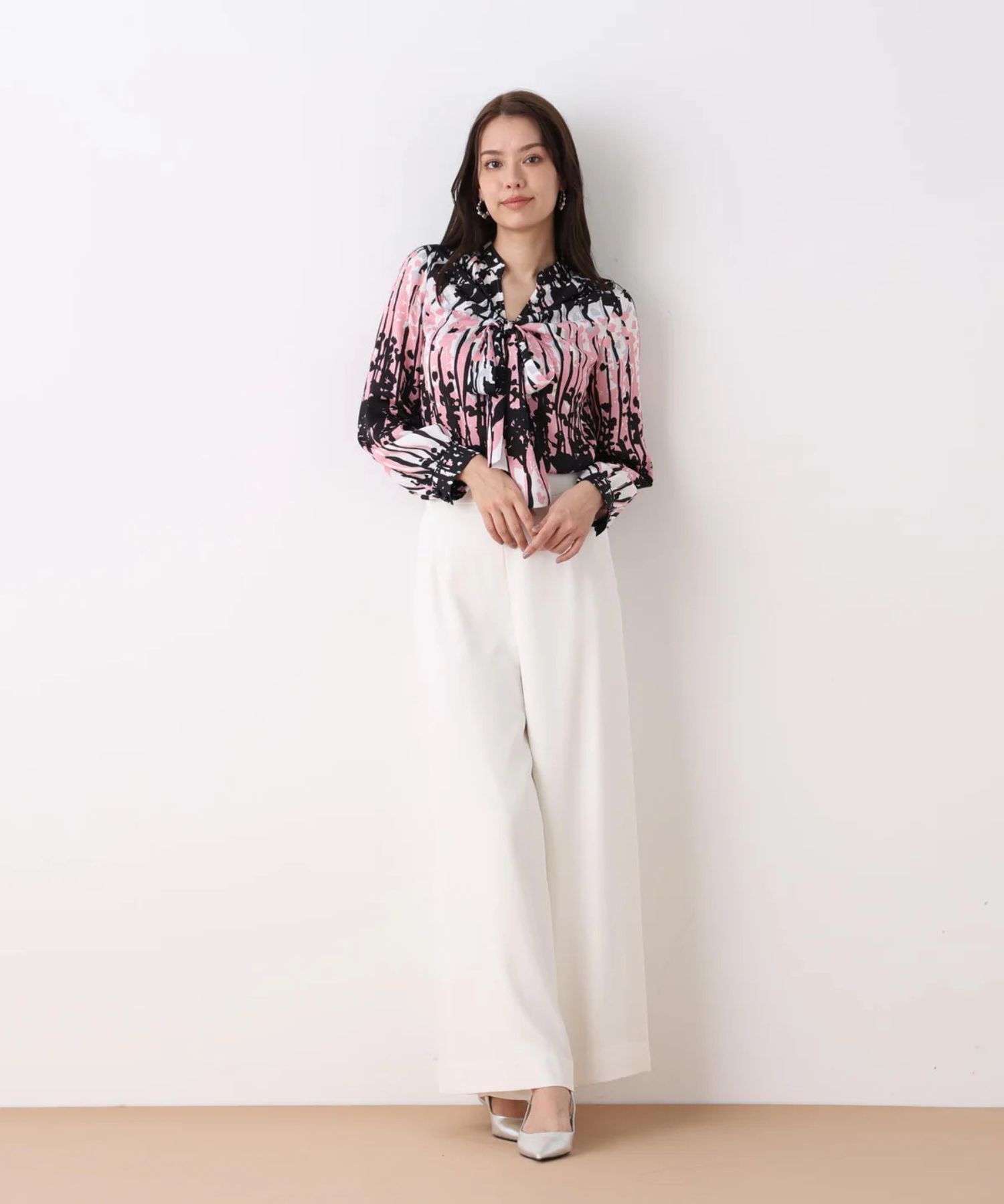 インクフォレストプリントリボンブラウス(ピンク系)ポリエステル / ウォッシャブル / 手洗い可 / ストレッチなし / 裏地なし / かぶって着用 / 0316110200