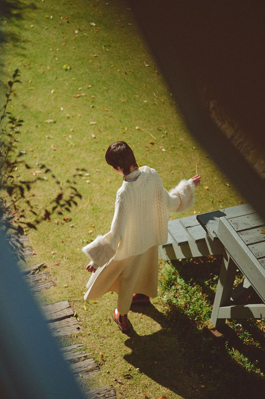 CABLE-KNIT PONCHO (NATURAL) 毛 / 袖口フェイク ファー / パネル柄 / ADWS-401-47
