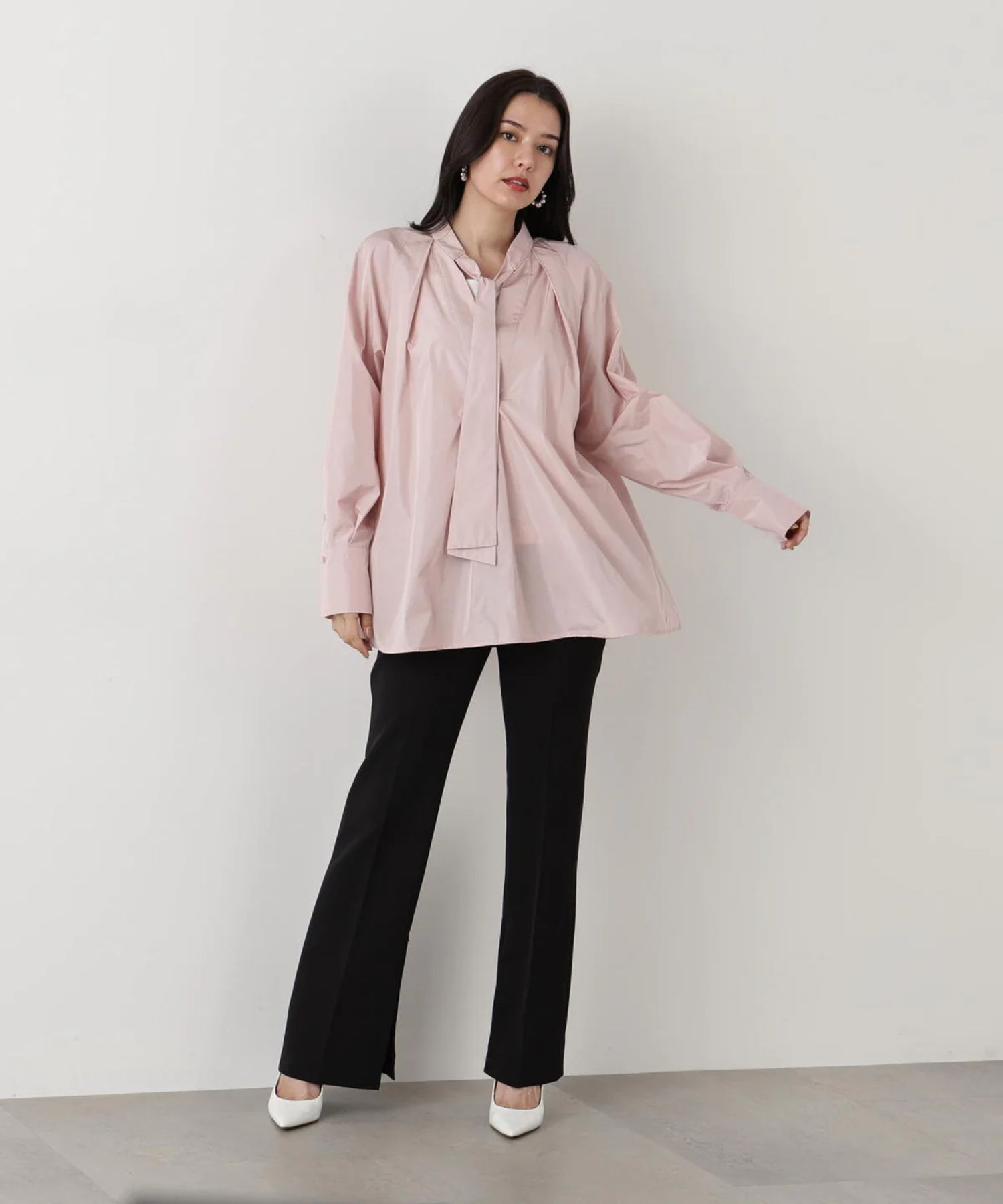 2WAY ストレッチフレアパンツ(ブラック)ポリエステル / ショート丈裏地付き / ストレッチあり / 前ポケット×2 、後ろ飾りポケット×2/ 左脇ファスナー開き / 後ろ中心ウエストにゴム入り / かかとくらいの丈 / 0315230110