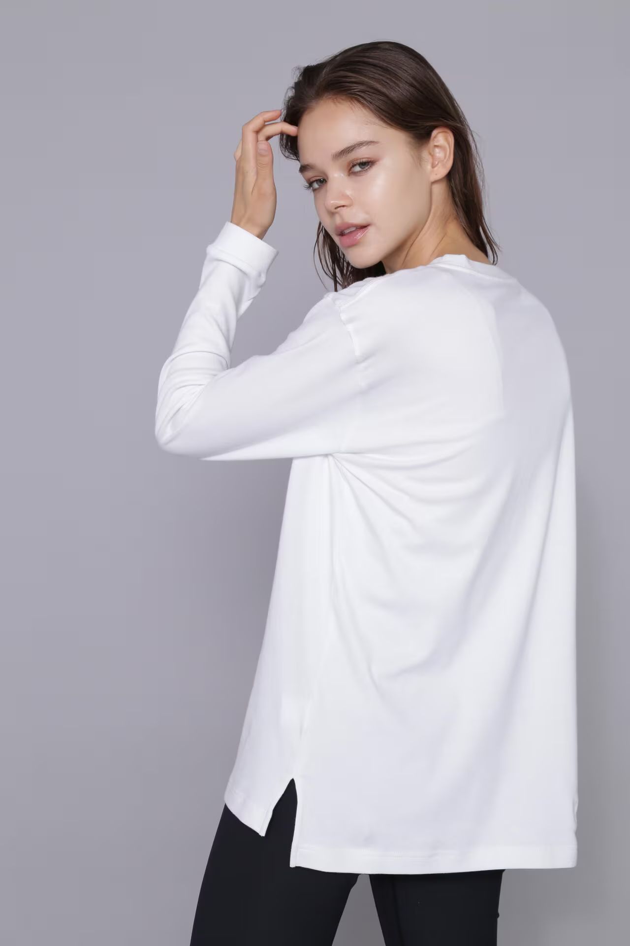 [THE HOLIDAY CLOSET] ロゴロンT（ホワイト）綿 100% / カットソー素材 / ストレッチ / 脇スリット有り / ウォッシャブル