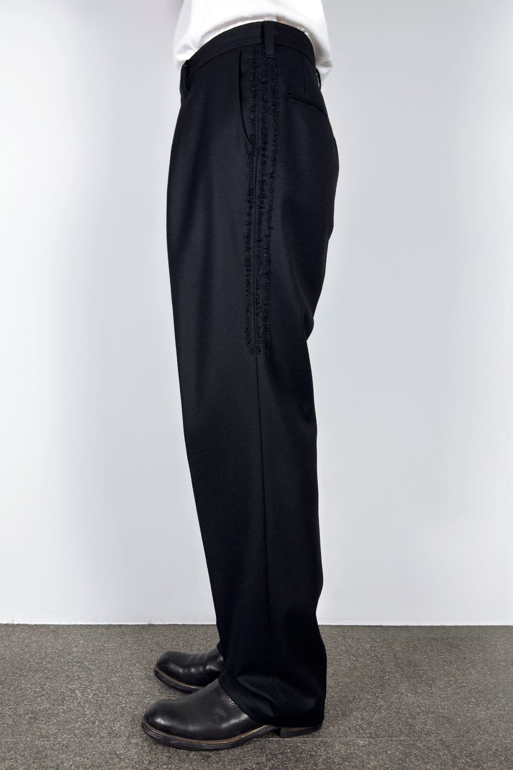Code embroidery trousers / コード エンブロイダリー トラウザーズ