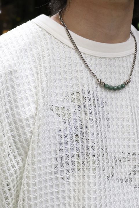 meagratia、新作レースTシャツを着用した春のレイヤードスタイル