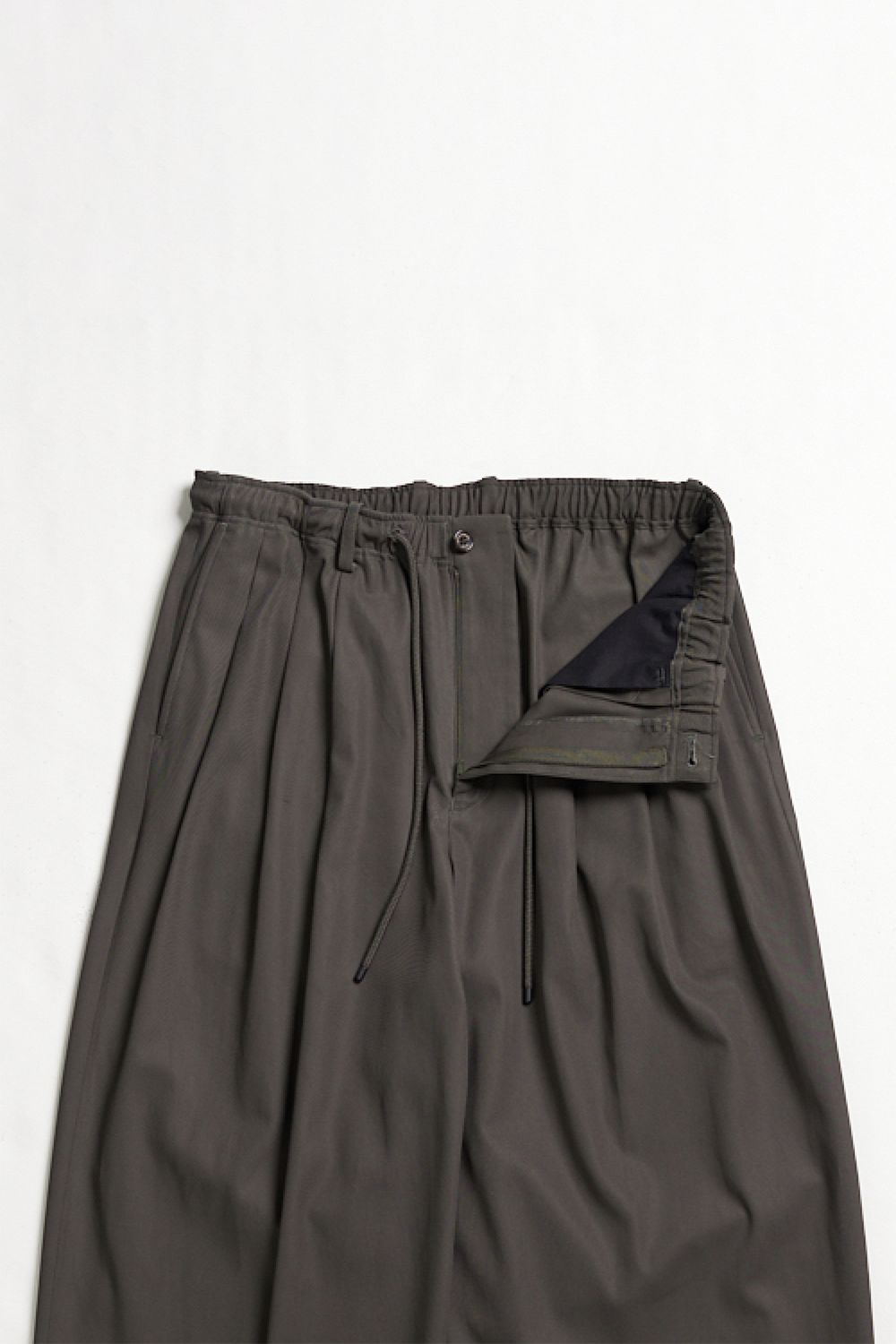 ORGANIC GIZA VOILE YARN TWILL TRIPLE PLEATED TROUSERS / オーガニック ギザ ボイル ヤーン ツイル トリプルプリーテッド トラウザーズ
