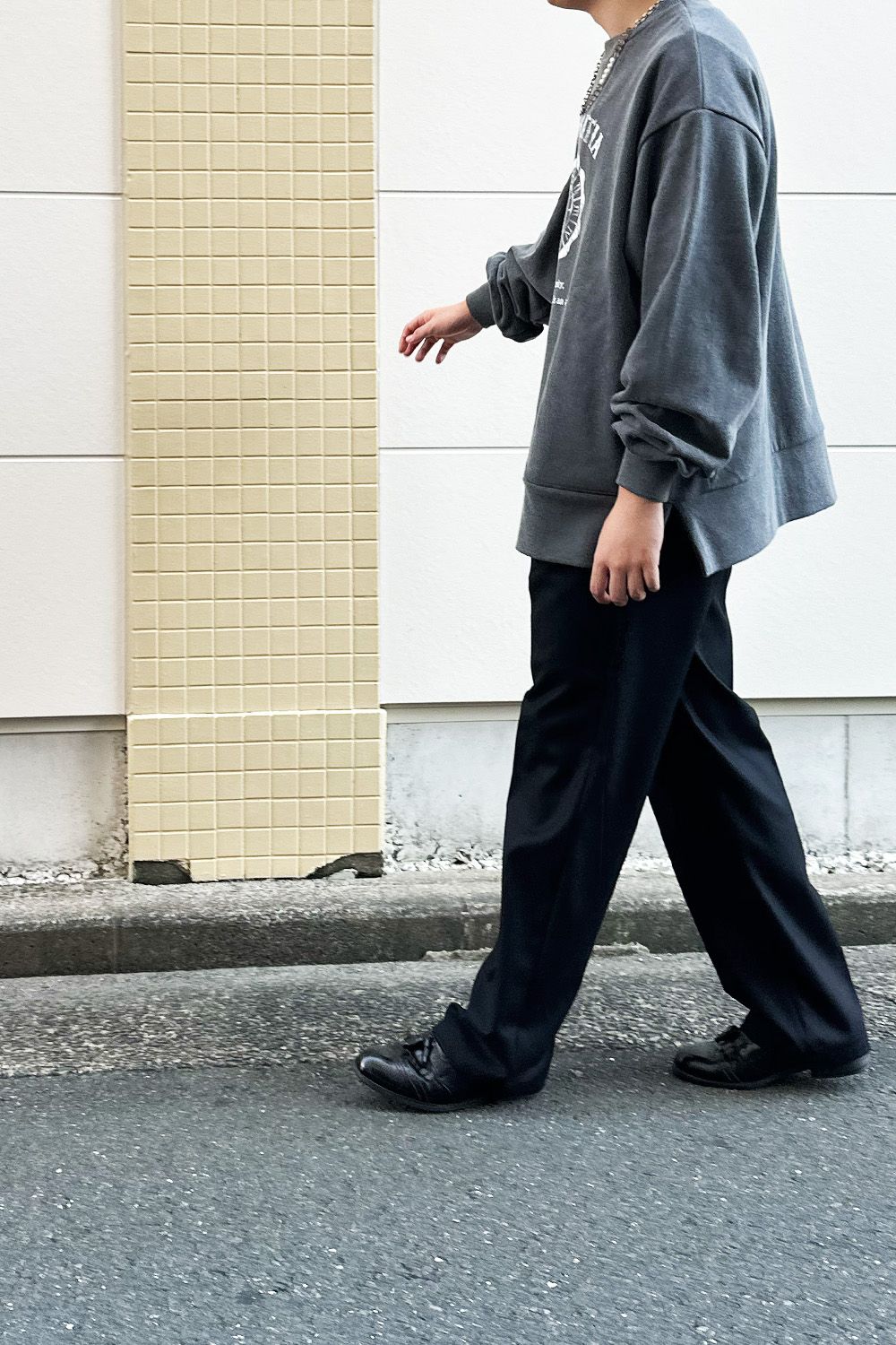 ワンポイントとなるプリント、ヴィンテージの風合い、羽織るだけでトレンド感のあるオシャレなスタイルを演出できるアイテム"meagratiaのVintage printed sweat P/O"