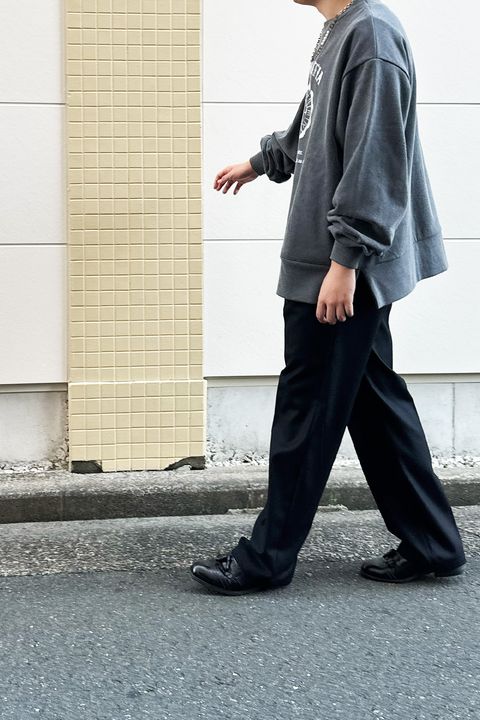 ワンポイントとなるプリント、ヴィンテージの風合い、羽織るだけでトレンド感のあるオシャレなスタイルを演出できるアイテム"meagratiaのVintage printed sweat P/O"