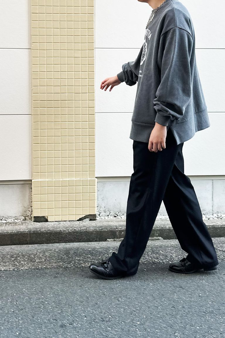 ワンポイントとなるプリント、ヴィンテージの風合い、羽織るだけでトレンド感のあるオシャレなスタイルを演出できるアイテム"meagratiaのVintage printed sweat P/O"