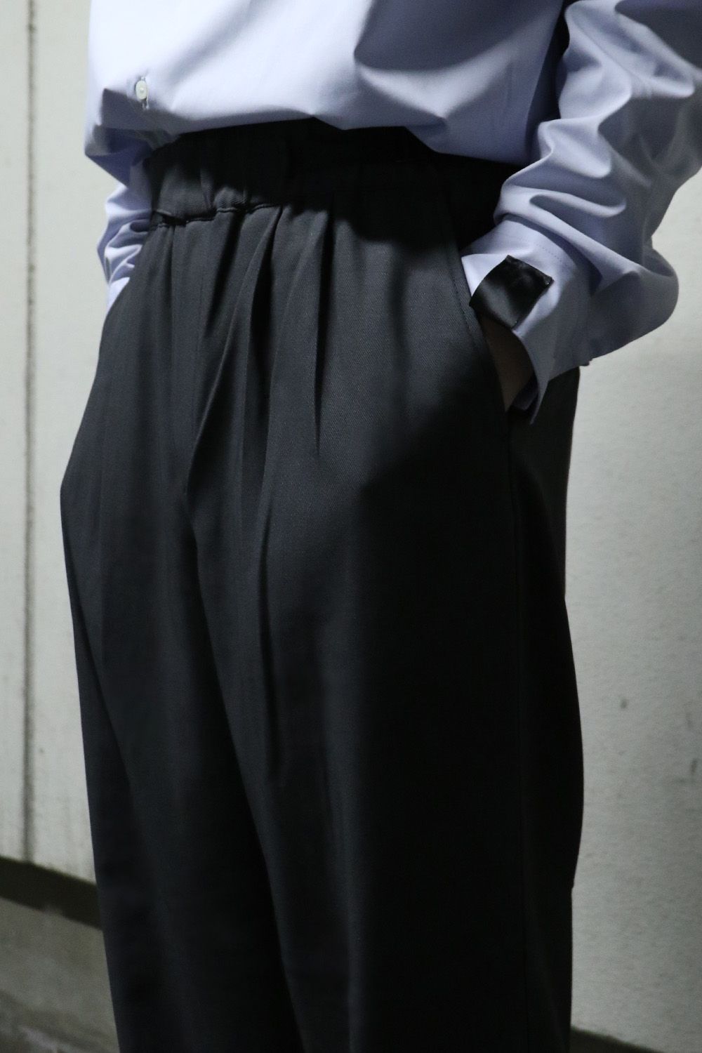 すっきりとした比較的細いシルエット、カジュアルにも綺麗な服装にも