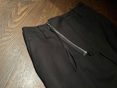 2wayでの着こなしを楽しむことができるミリタリーディテールのワイドパンツ