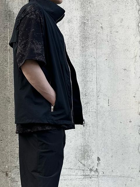 Tシャツだけのスタイルの時に実用性と雰囲気作りで活躍もするベスト、フェスなどのイベントやレジャーシーンにもおすすめです！