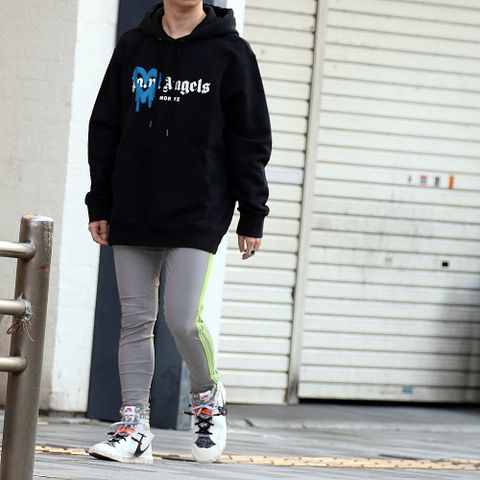 PALM ANGELSのスウェットパーカ＋αを着用したおすすめスタイル