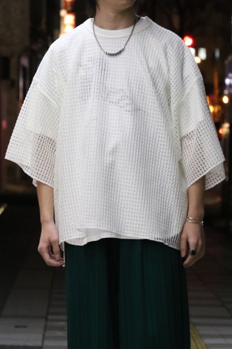 meagratia、新作レースTシャツを着用した春のレイヤードスタイル