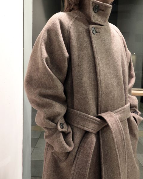 上質な素材、アレンジの効くデザイン性にも優れた大人の雰囲気のスタンドカラーベルテッドコート